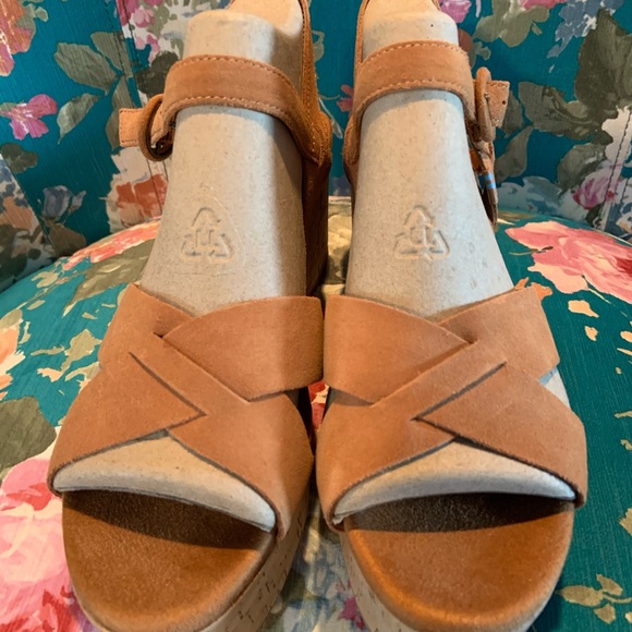 NEW TOMS Carmel Brown Suede Willow Wedges - Picture 2 of 13